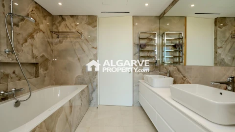 Moradia T5 para Venda em Quarteira