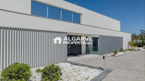 Moradia T5 para Venda em Quarteira