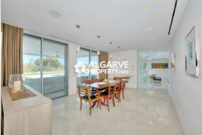 Moradia T5 para Venda em Quarteira