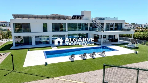 Moradia T5 para Venda em Quarteira