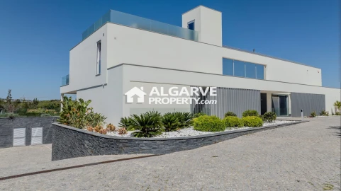 Moradia T5 para Venda em Quarteira