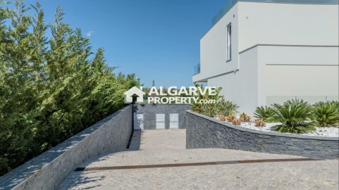 Moradia T5 para Venda em Quarteira