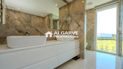 Moradia T5 para Venda em Quarteira