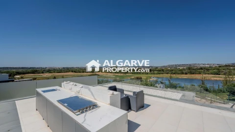 Moradia T5 para Venda em Quarteira