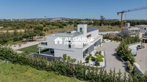 Moradia T5 para Venda em Quarteira