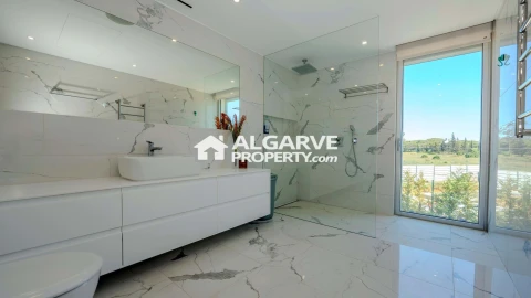 Moradia T5 para Venda em Quarteira