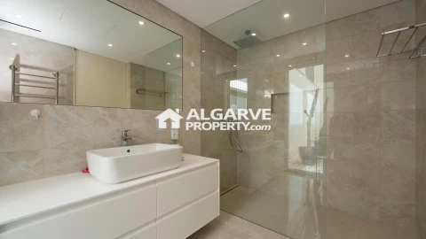 Moradia T5 para Venda em Quarteira