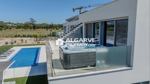 Moradia T5 para Venda em Quarteira