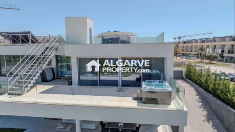 Moradia T5 para Venda em Quarteira