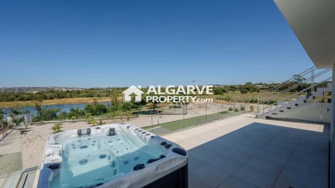 Moradia T5 para Venda em Quarteira