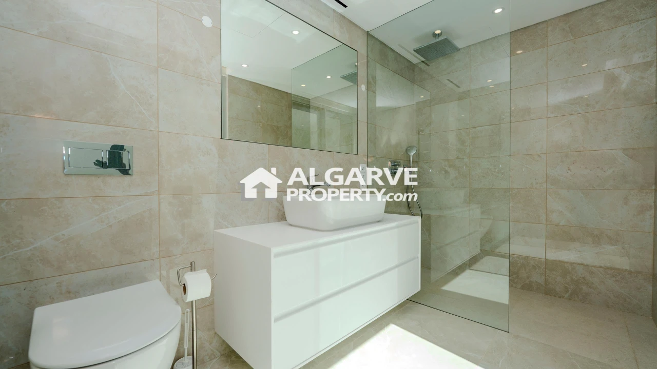 Moradia T5 para Venda em Quarteira Foto 26