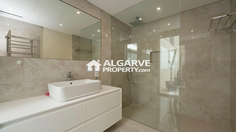 Moradia T5 para Venda em Quarteira Foto 15