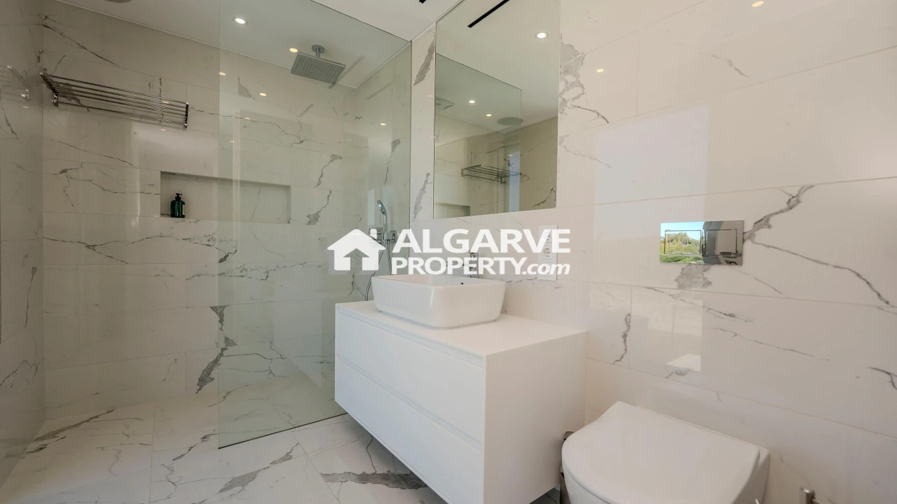 Moradia T5 para Venda em Quarteira Foto 32