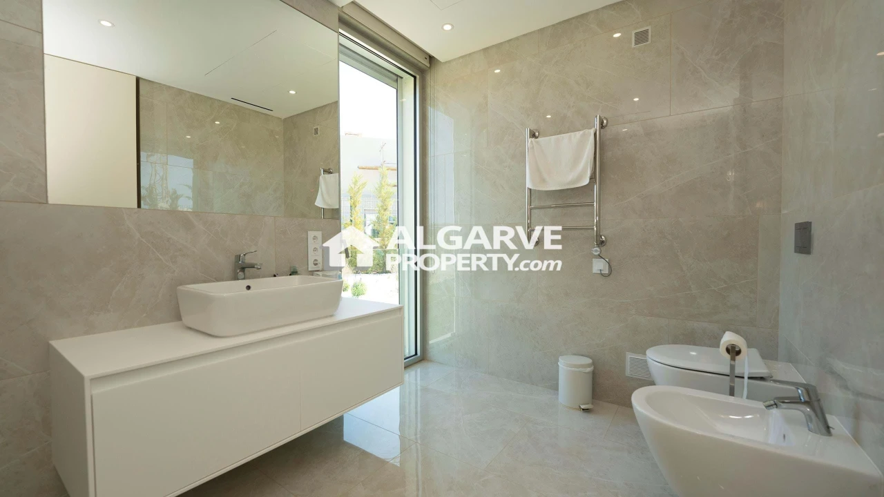 Moradia T5 para Venda em Quarteira Foto 11