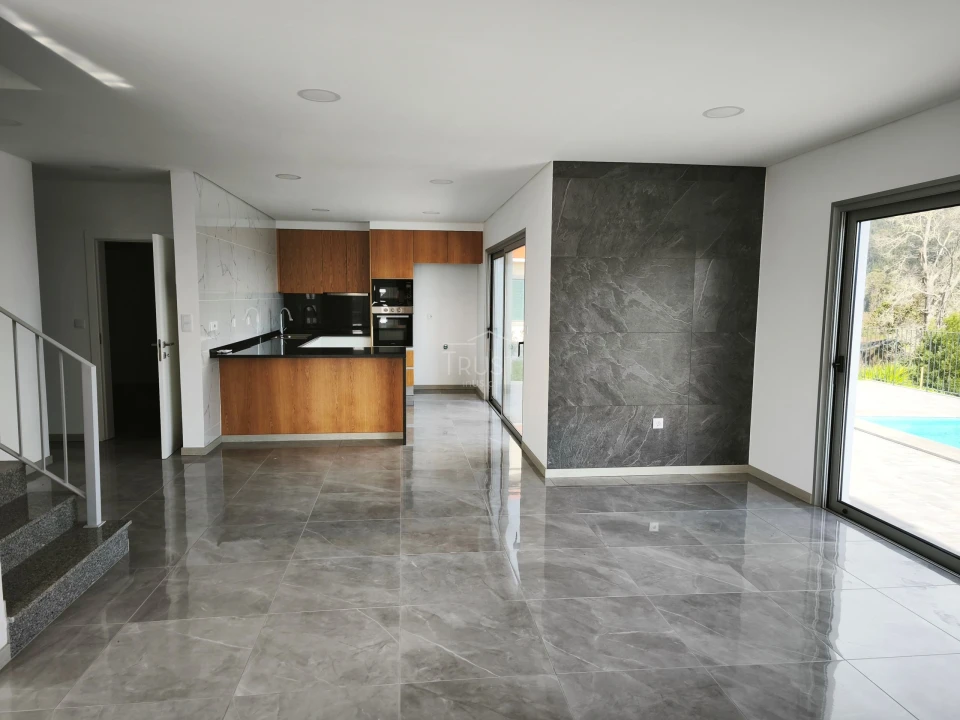 Moradia T3 para Venda em Prazeres Foto 3