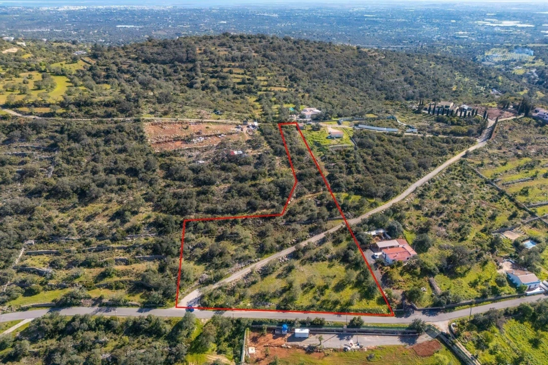 Terreno para Venda em Santa Barbara de Nexe Foto 1
