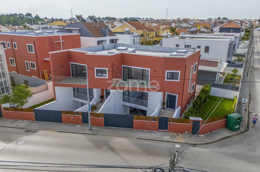 Moradia T4 para Venda em Fernao Ferro Foto 1