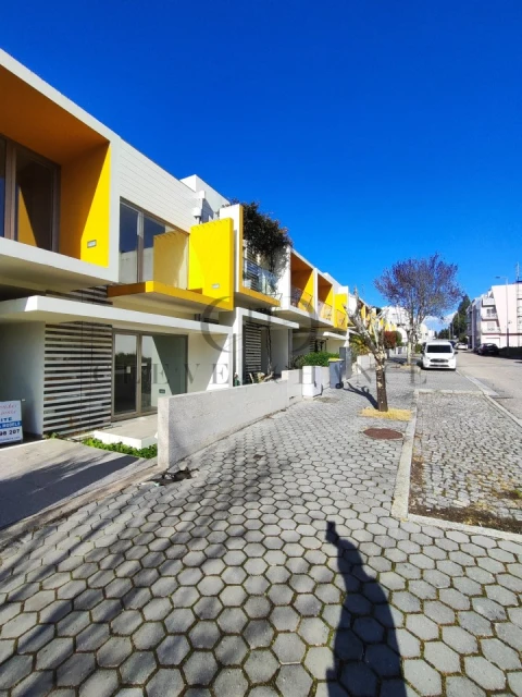 Moradia T5 para Venda em Pedroso e Seixezelo