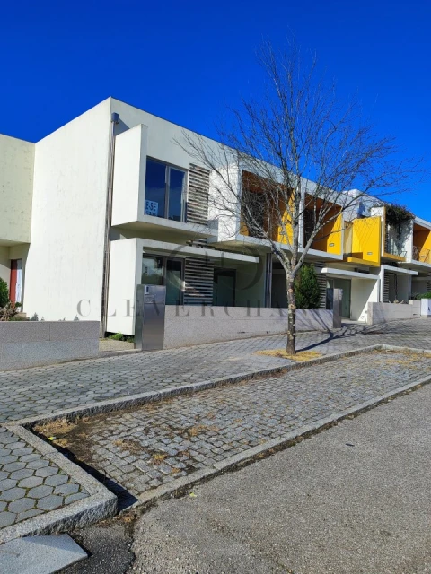 Moradia T5 para Venda em Pedroso e Seixezelo