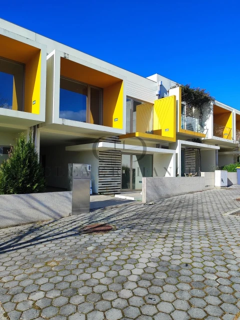 Moradia T5 para Venda em Pedroso e Seixezelo