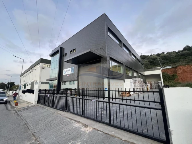 Armazém para Venda em Santo António dos Cavaleiros e Frielas Foto 3