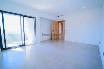 Moradia T6 para Venda em Quarteira