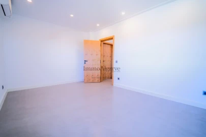 Moradia T6 para Venda em Quarteira