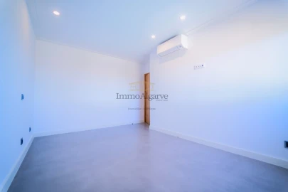 Moradia T6 para Venda em Quarteira