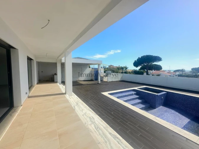 Moradia T5 para Venda em Guia Foto 12