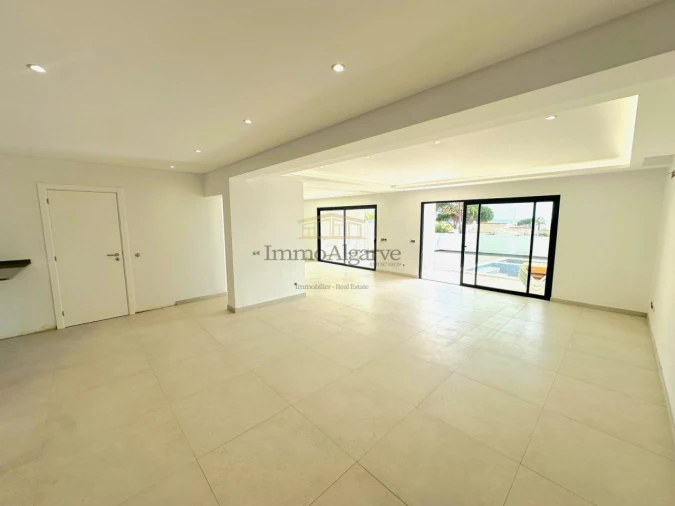 Moradia T5 para Venda em Guia Foto 18