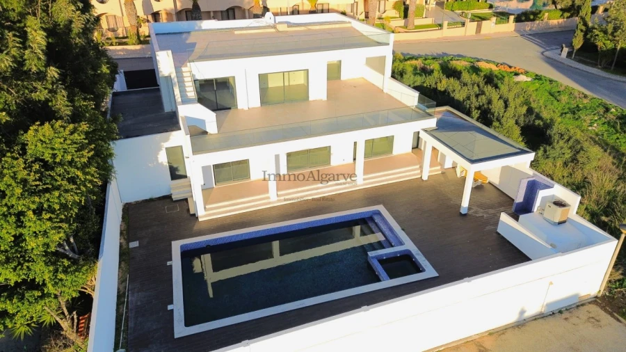 Moradia T5 para Venda em Guia Foto 4