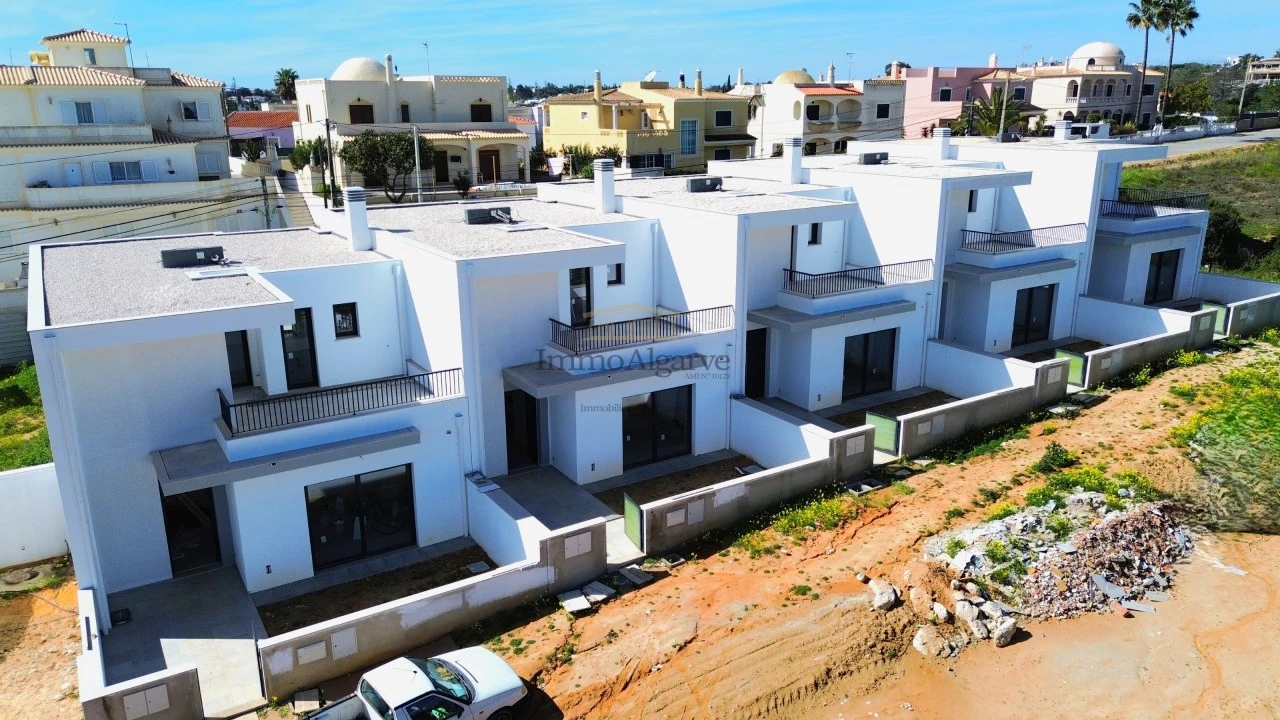 Moradia T3 para Venda em Armação de Pera Foto 3