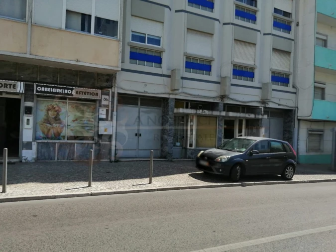 Loja para Venda em Almada, Cova da Piedade, Pragal e Cacilhas Foto 1