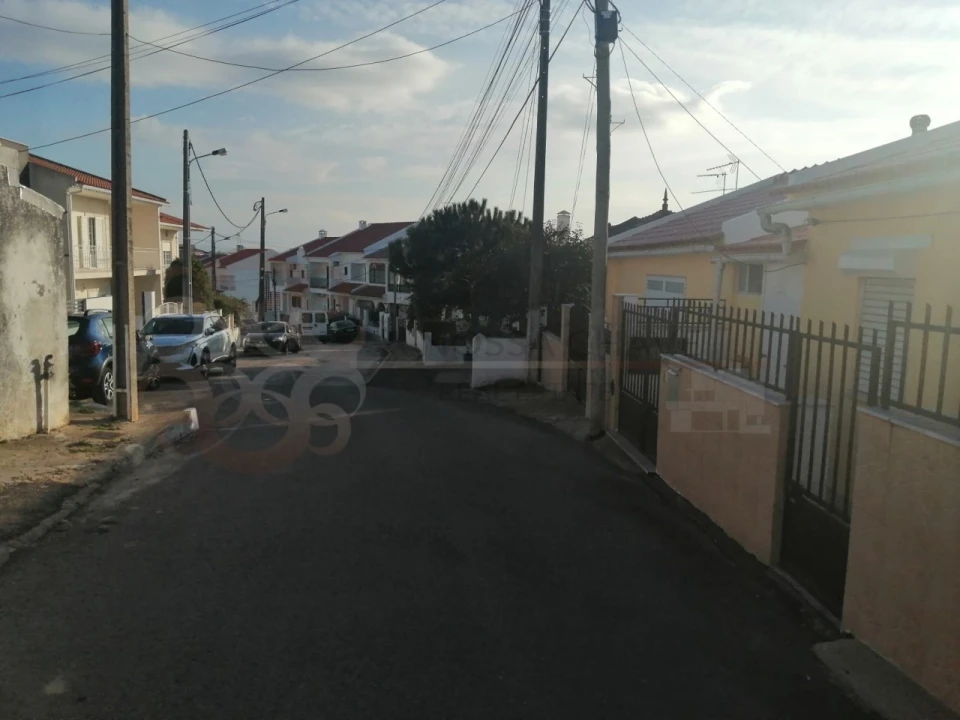 Moradia T2 para Venda em Laranjeiro e Feijó Foto 3