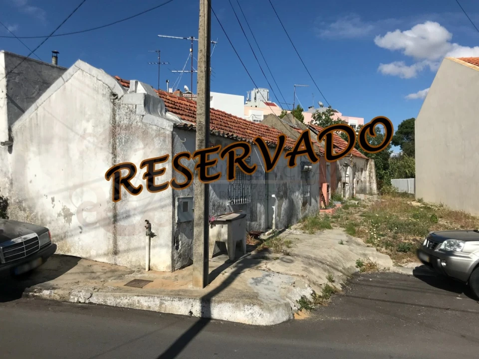 Moradia T2 para Venda em Laranjeiro e Feijó Foto 1