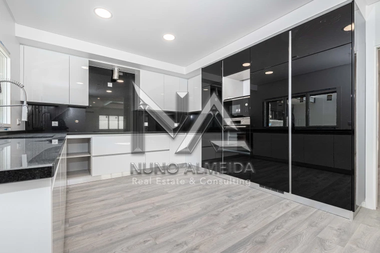 Moradia T4 para Venda em Ramada e Caneças Foto 19