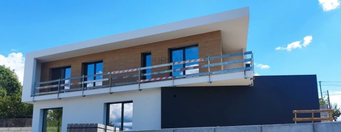 Moradia T4 para Venda em São João de Lourosa