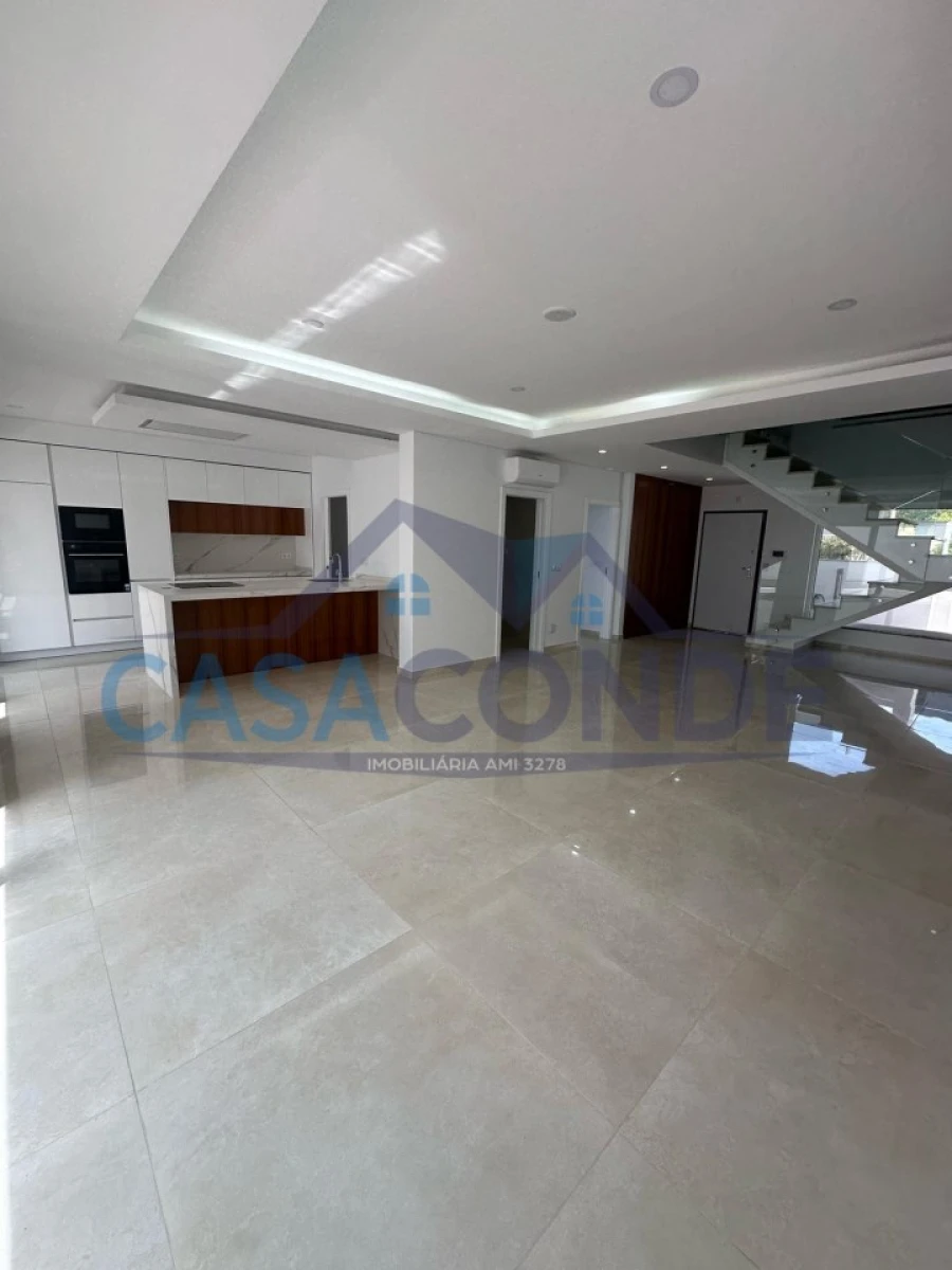 Moradia T4 para Venda em Corroios
