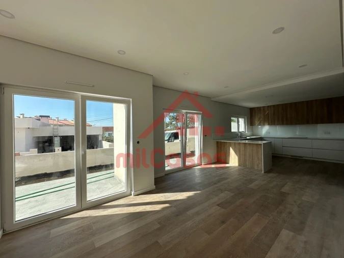 Moradia T3 para Venda em Santo Isidoro Foto 2