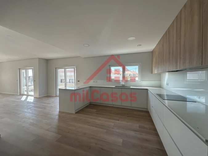 Moradia T3 para Venda em Santo Isidoro Foto 3