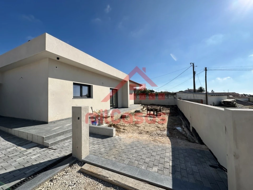 Moradia T4 para Venda em Santo Isidoro Foto 1