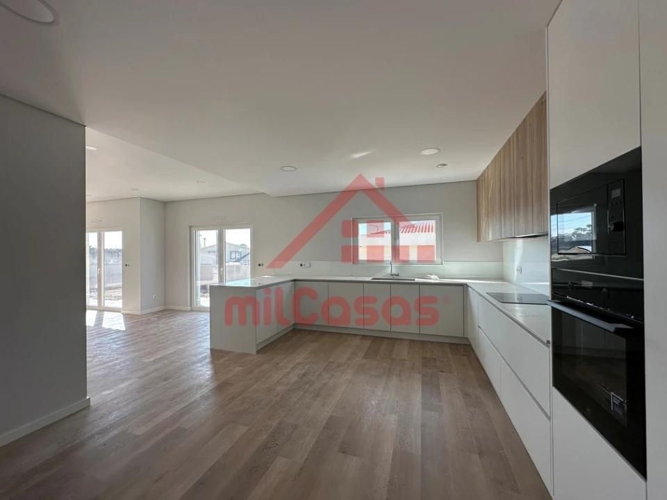 Moradia T4 para Venda em Santo Isidoro Foto 4