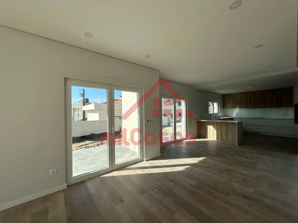 Moradia T4 para Venda em Santo Isidoro Foto 6