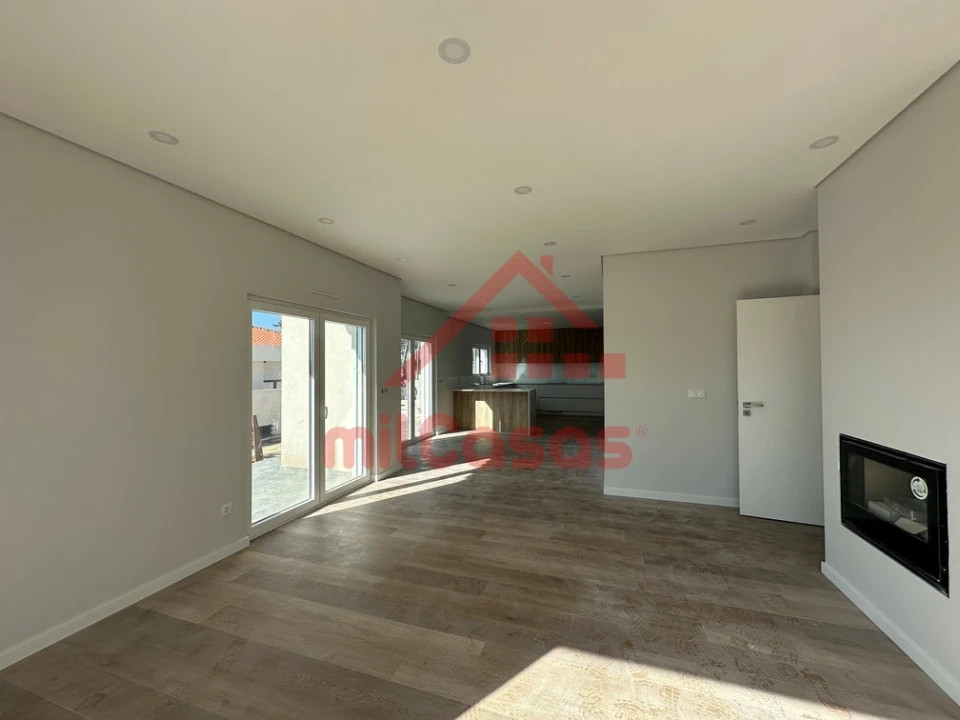 Moradia T4 para Venda em Santo Isidoro Foto 9