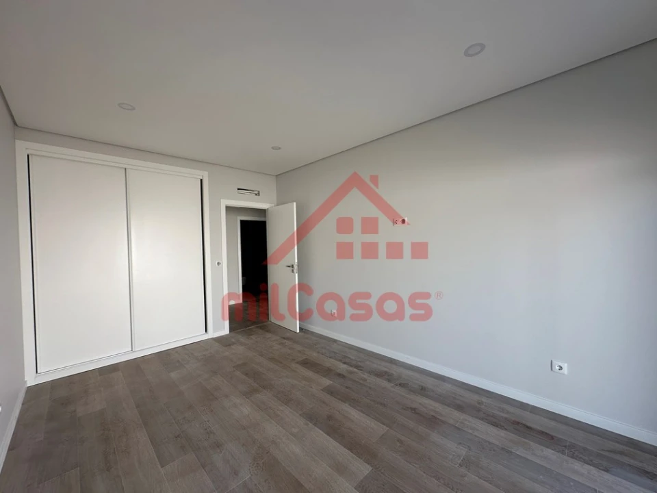 Moradia T4 para Venda em Santo Isidoro Foto 11