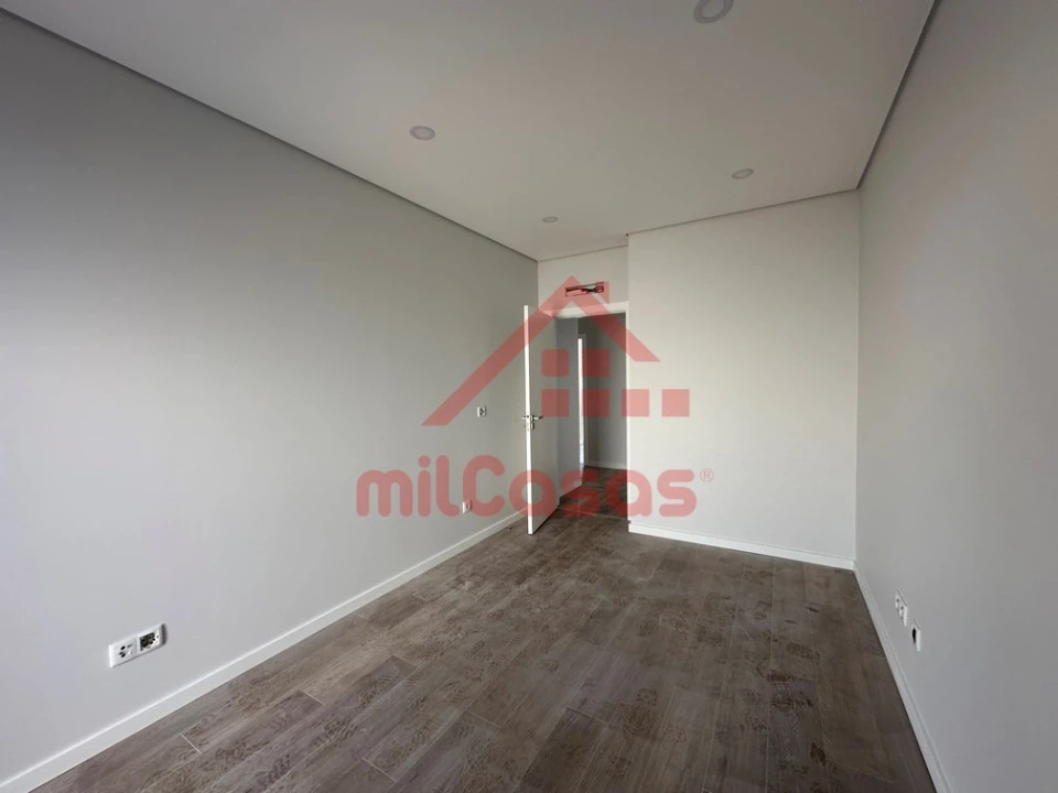 Moradia T4 para Venda em Santo Isidoro Foto 16