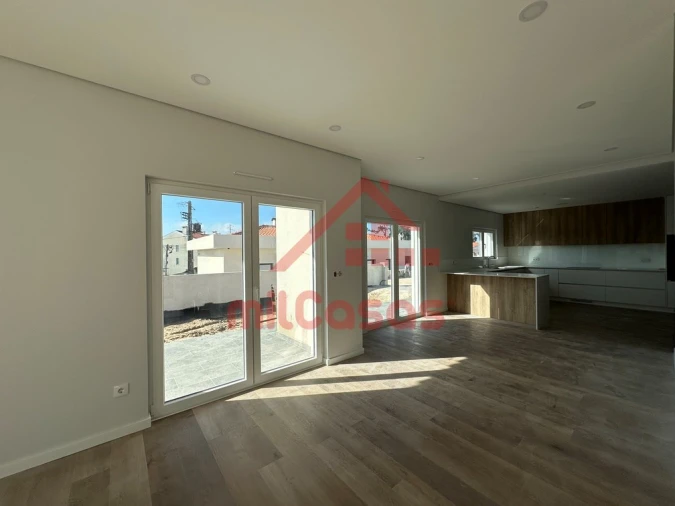 Moradia T4 para Venda em Santo Isidoro Foto 6