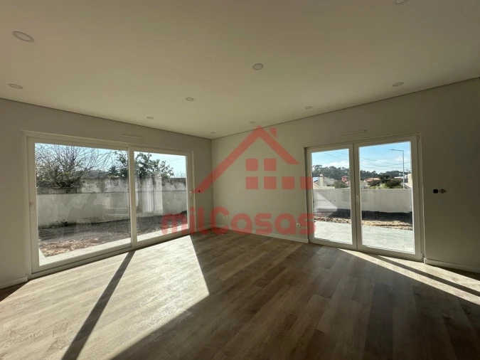 Moradia T4 para Venda em Santo Isidoro Foto 8