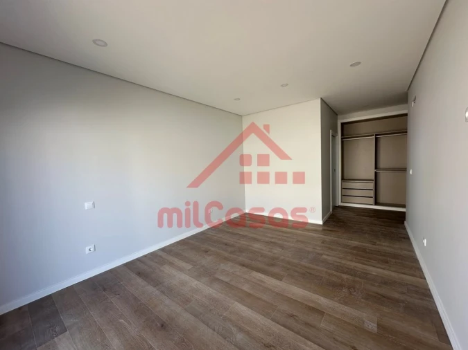 Moradia T5 para Venda em Santo Isidoro Foto 13