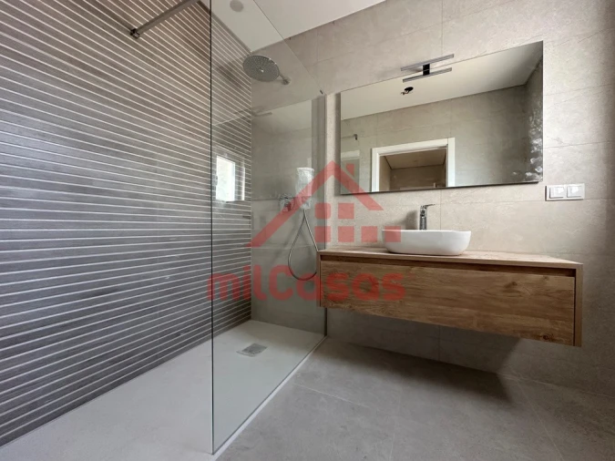 Moradia T5 para Venda em Santo Isidoro Foto 14